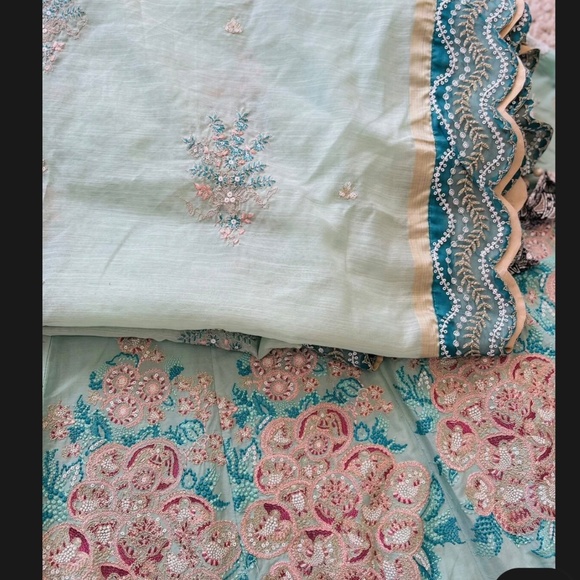 Pakistani designer lawn - Picture 5 of 7